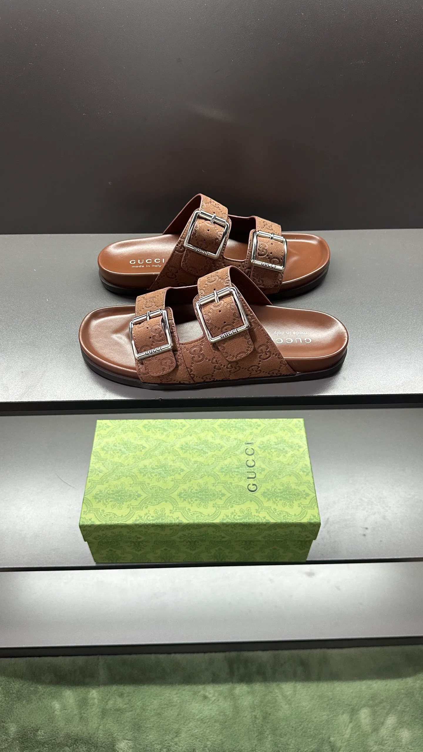 [G Home New Style] P: 320💰Men's size 39~45, (46. Customized) This slipper is made of GG polyester fiber and is decorated with a Gucci label on the front, which adds a striking logo feel to the style. "Gucci Made in Italy" stamped label Rubber sole Flat Made in Italy